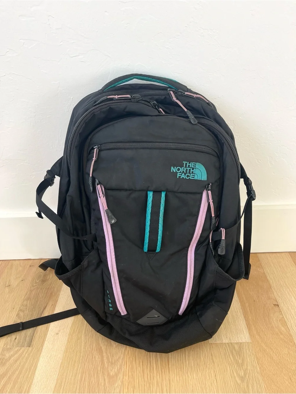 kokomo green north face backpack The Recon Everyday Laptop - Daypack, Water Repellent, Laptop Sleeve, 2 Water Bottle Pockets, Duck Green/New Taupe Green, One Size The front compartment has internal organization with secure The North Face Surge Black